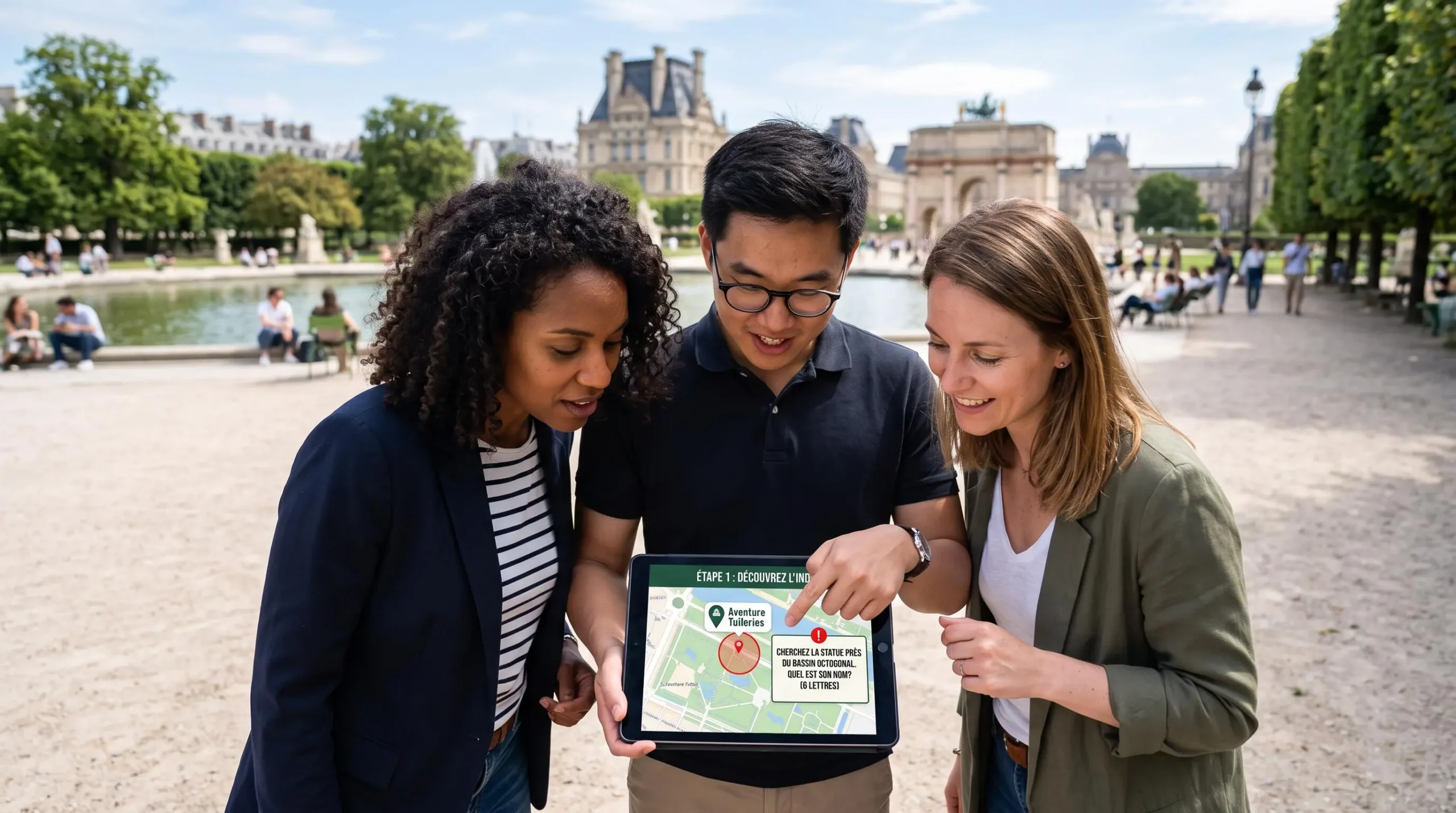 Trois professionnels regroupés devant un écran de tablette affichant une carte de rallye urbain dans les jardins des Tuileries à Paris, concentrés sur la résolution d'une étape de jeu collectif